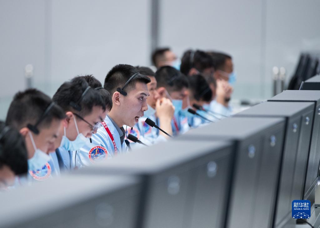 2021年6月17日,在北京航天飞行控制中心,科研人员在监测神舟十二号载人飞船与天和核心舱自主快速交会对接情况。新华社记者 金立旺 摄